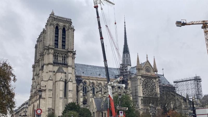 Visiteurs et touristes admirant la cathédrale Notre-Dame de Paris de l’extérieur en plein jour